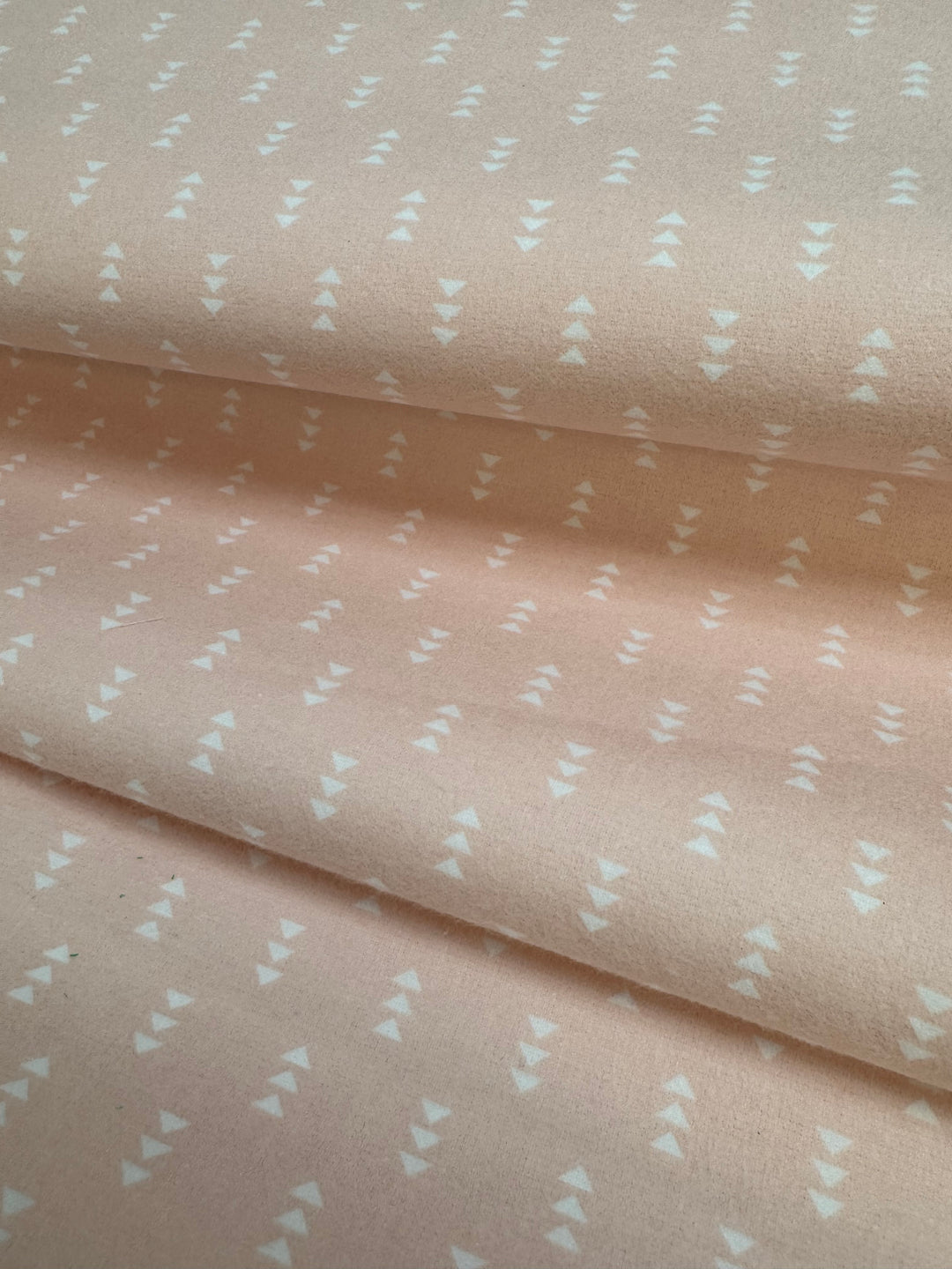 Franela blush con diseños blancos