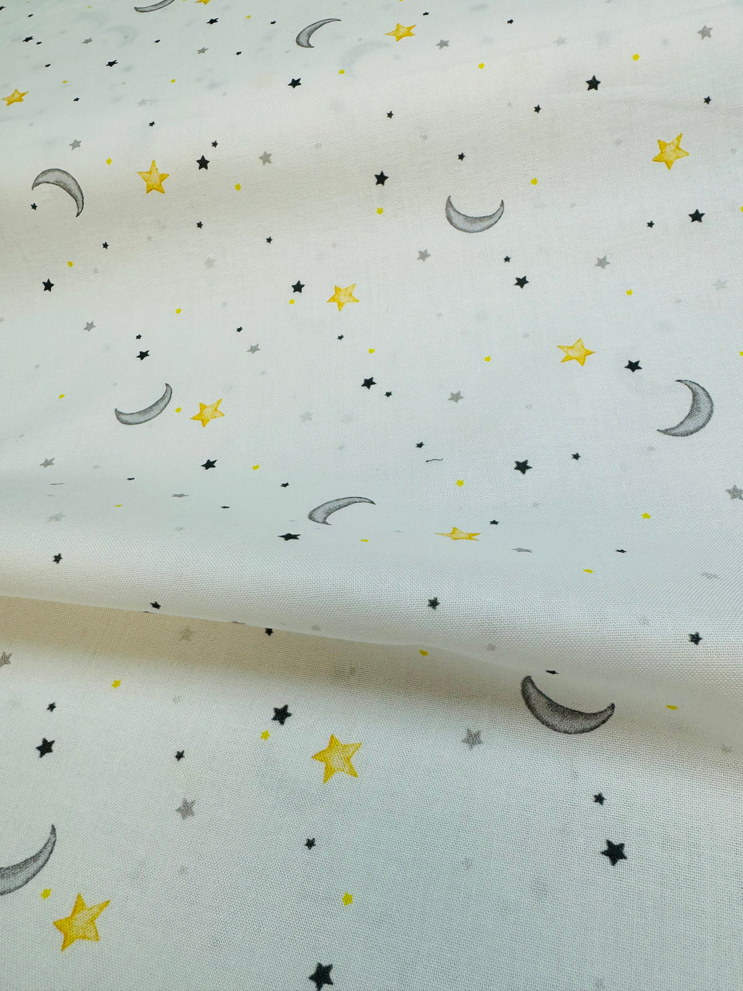 Tela con estampado de lunas y estrellas