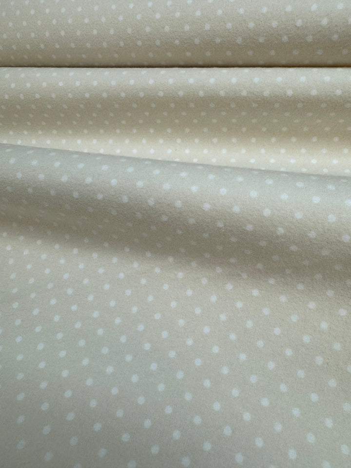 Franela crema con puntos blancos