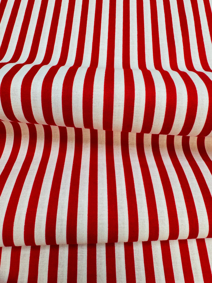 Tela con líneas rojas sobre blanco