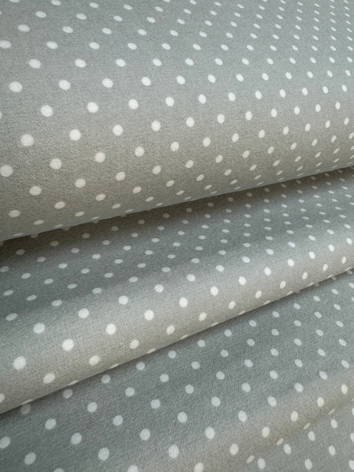 Franela gris con puntos blancos