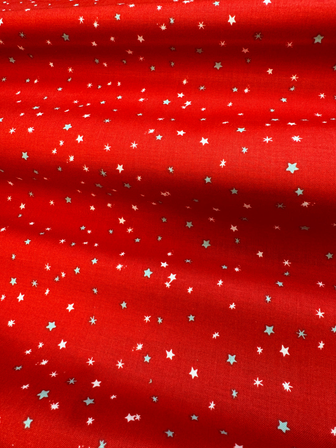 Tela roja con estrellas