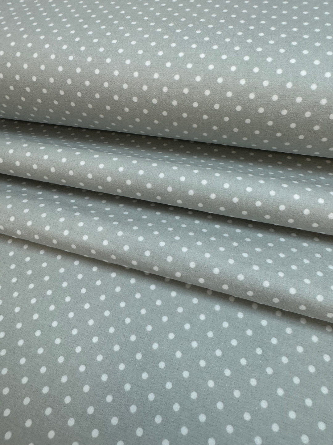 Franela gris con puntos blancos