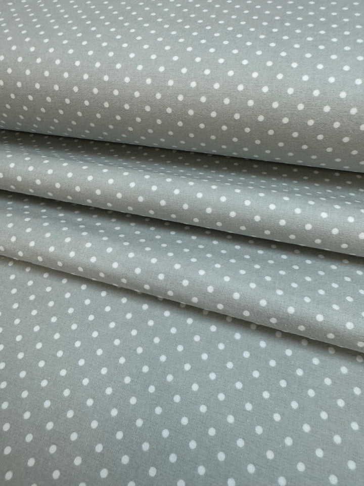 Franela gris con puntos blancos