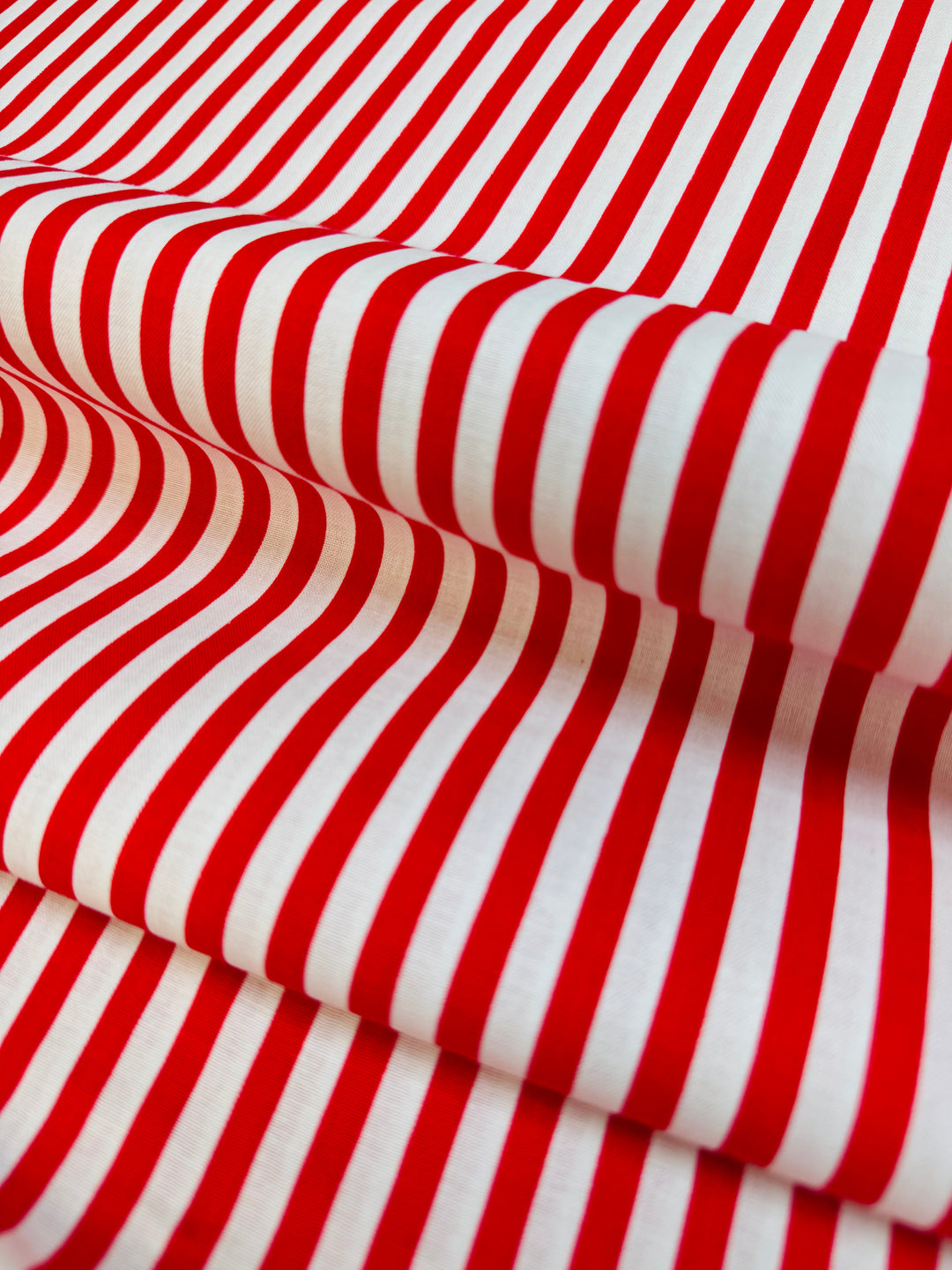 Tela con líneas rojas sobre blanco