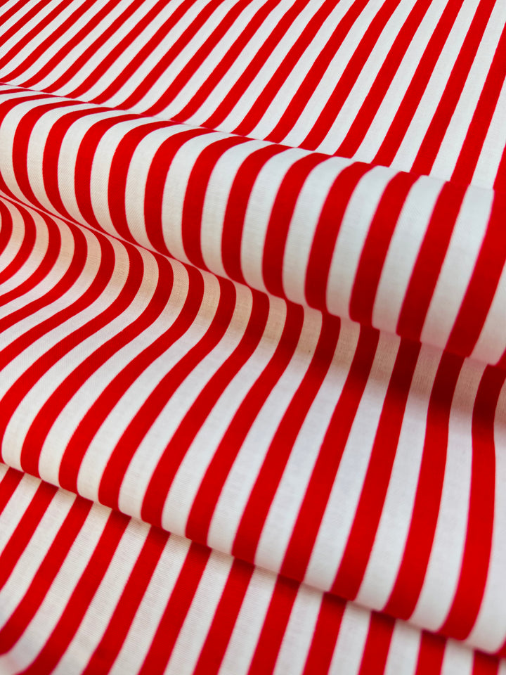 Tela con líneas rojas sobre blanco