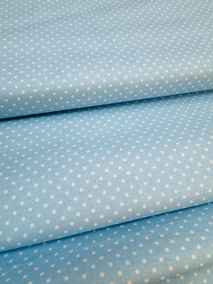 Tela básica azul con puntos blancos