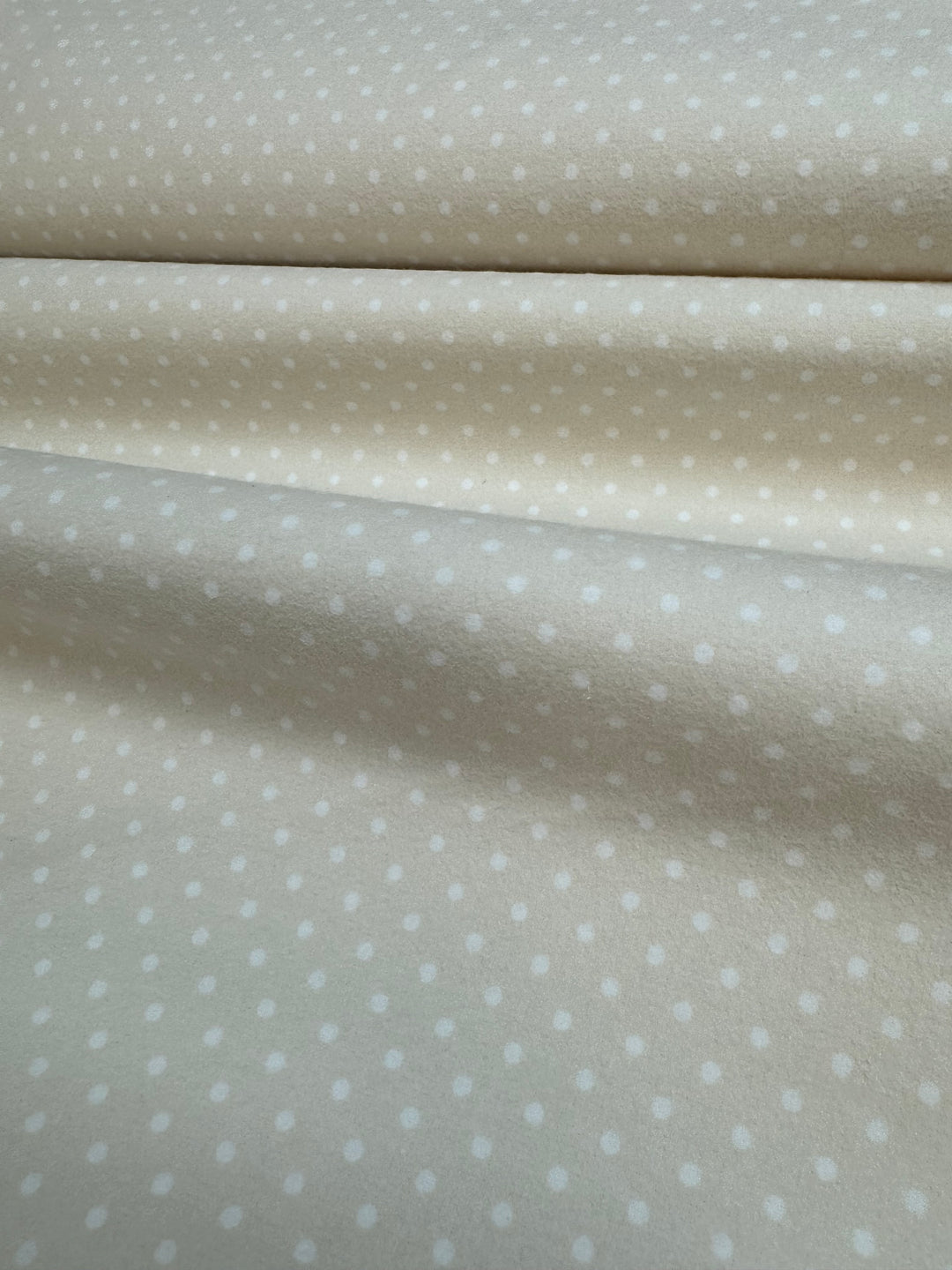 Franela crema con puntos blancos