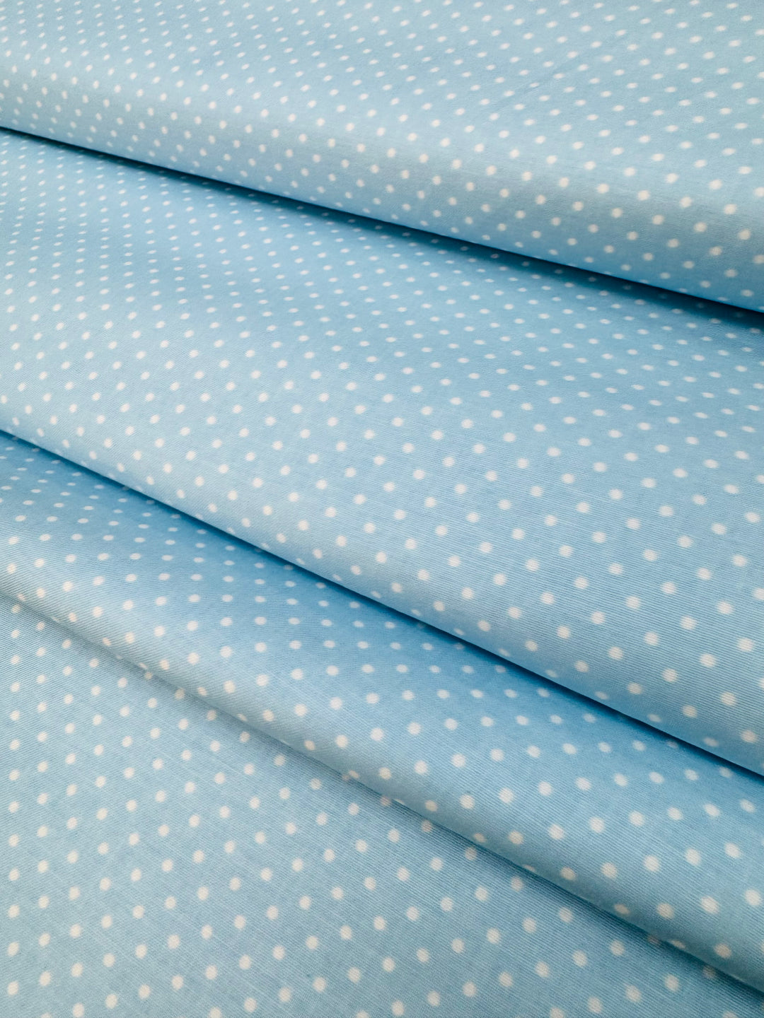 Tela básica azul con puntos blancos